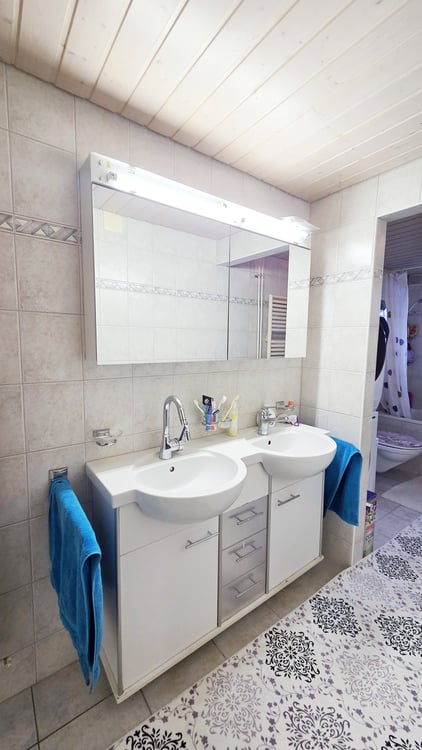 MFH mit 3 Wohnungen, 3 Garagen und 4 Parkplätzen in der Wohnzone W3 13