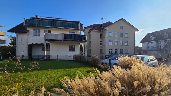 MFH mit 3 Wohnungen, 3 Garagen und 4 Parkplätzen in der Wohnzone W3 19