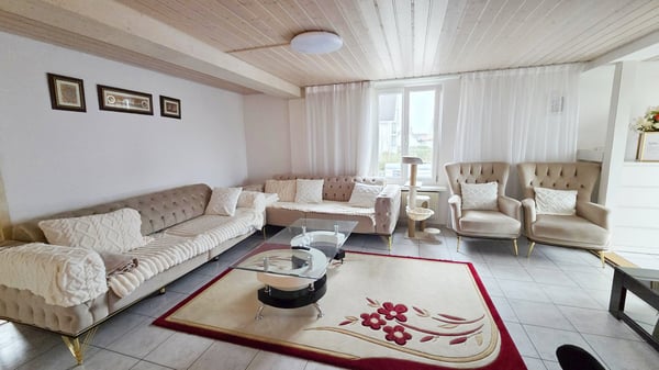 MFH mit 3 Wohnungen, 3 Garagen und 4 Parkplätzen in der Wohnzone W3 12