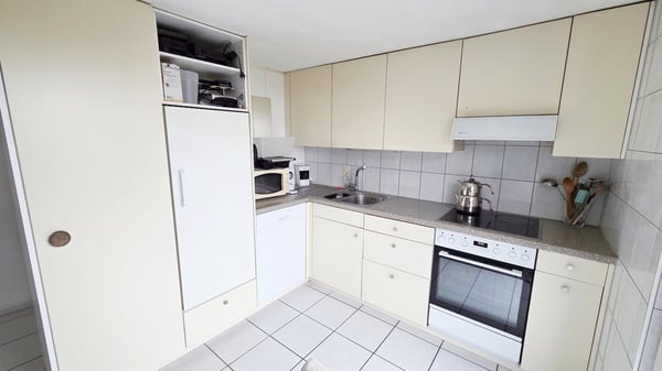 MFH mit 3 Wohnungen, 3 Garagen und 4 Parkplätzen in der Wohnzone W3 8