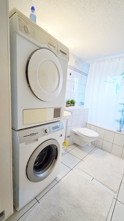 MFH mit 3 Wohnungen, 3 Garagen und 4 Parkplätzen in der Wohnzone W3 4