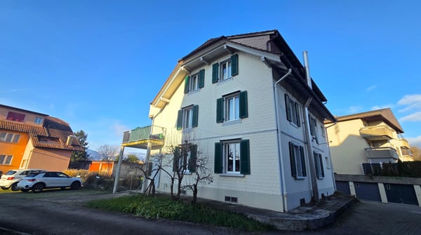 MFH mit 3 Wohnungen, 3 Garagen und 4 Parkplätzen in der Wohnzone W3 18