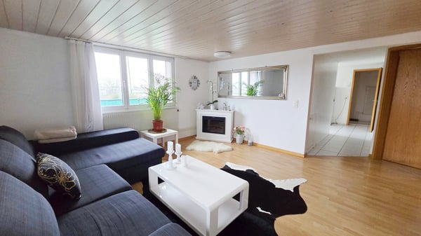 MFH mit 3 Wohnungen, 3 Garagen und 4 Parkplätzen in der Wohnzone W3 9