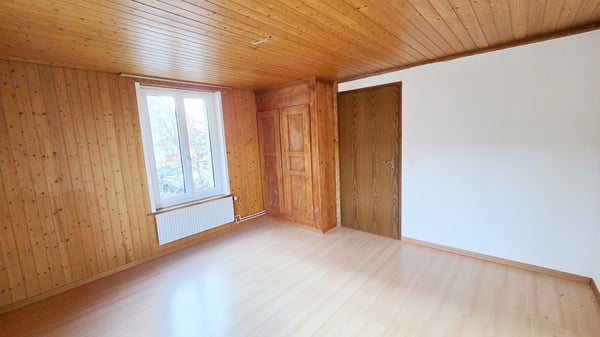 MFH mit 3 Wohnungen, 3 Garagen und 4 Parkplätzen in der Wohnzone W3 17