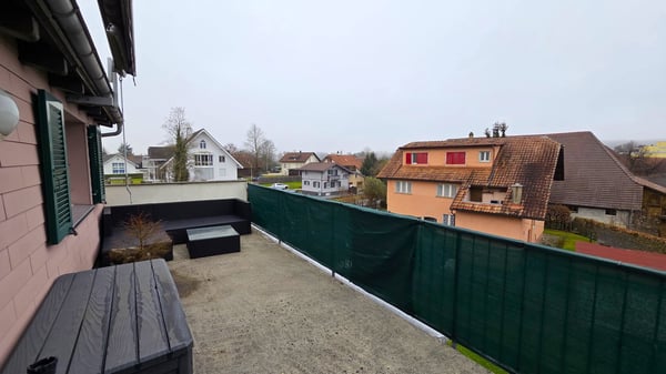 MFH mit 3 Wohnungen, 3 Garagen und 4 Parkplätzen in der Wohnzone W3 11