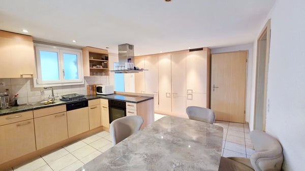 MFH mit 3 Wohnungen, 3 Garagen und 4 Parkplätzen in der Wohnzone W3 5