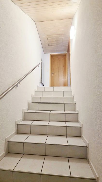 MFH mit 3 Wohnungen, 3 Garagen und 4 Parkplätzen in der Wohnzone W3 6