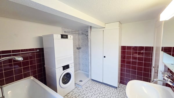 Gepflegtes Wohn- und Geschäftshaus mit Ladenlokal und 6-Zimmer-Wohnung mit 4 Parkplätzen 20