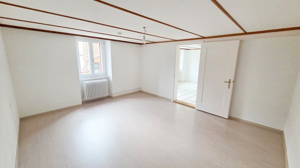 Gepflegtes Wohn- und Geschäftshaus mit Ladenlokal und 6-Zimmer-Wohnung mit 4 Parkplätzen 25