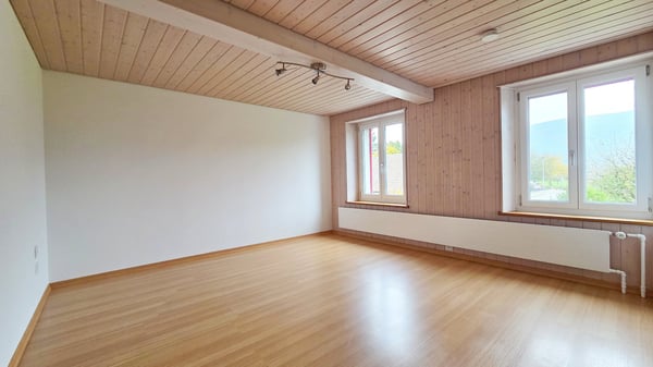 Gepflegtes Wohn- und Geschäftshaus mit Ladenlokal und 6-Zimmer-Wohnung mit 4 Parkplätzen 4