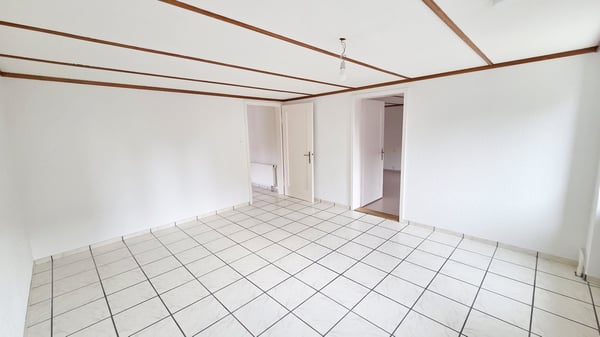 Gepflegtes Wohn- und Geschäftshaus mit Ladenlokal und 6-Zimmer-Wohnung mit 4 Parkplätzen 24