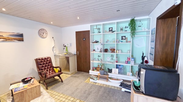 Gepflegtes Wohn- und Geschäftshaus mit Ladenlokal und 6-Zimmer-Wohnung mit 4 Parkplätzen 11