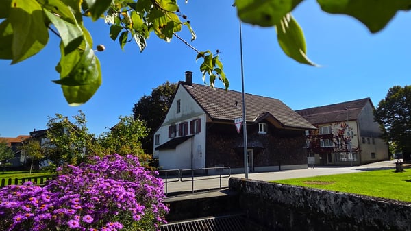 Gepflegtes Wohn- und Geschäftshaus mit Ladenlokal und 6-Zimmer-Wohnung mit 4 Parkplätzen 10