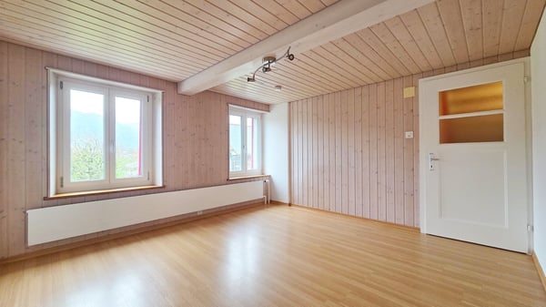 Gepflegtes Wohn- und Geschäftshaus mit Ladenlokal und 6-Zimmer-Wohnung mit 4 Parkplätzen 18