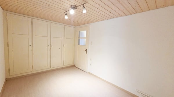 Gepflegtes Wohn- und Geschäftshaus mit Ladenlokal und 6-Zimmer-Wohnung mit 4 Parkplätzen 23