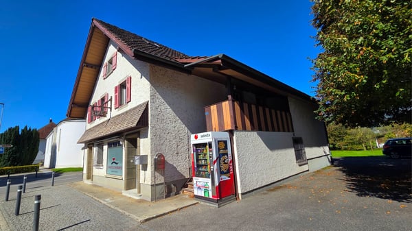 Gepflegtes Wohn- und Geschäftshaus mit Ladenlokal und 6-Zimmer-Wohnung mit 4 Parkplätzen 7