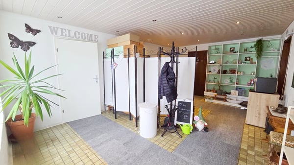 Gepflegtes Wohn- und Geschäftshaus mit Ladenlokal und 6-Zimmer-Wohnung mit 4 Parkplätzen 12