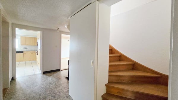 Gepflegtes Wohn- und Geschäftshaus mit Ladenlokal und 6-Zimmer-Wohnung mit 4 Parkplätzen 15