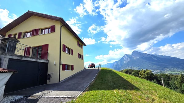 Neuwertiges, freistehendes Einfamilienhaus an unverbaubarer Aussichtslage mit grossem Schopf 25