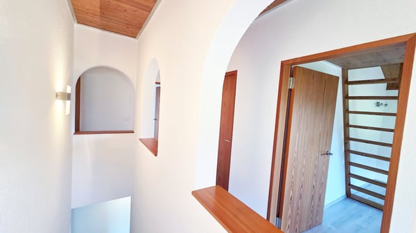 Neuwertiges, freistehendes Einfamilienhaus an unverbaubarer Aussichtslage mit grossem Schopf 12