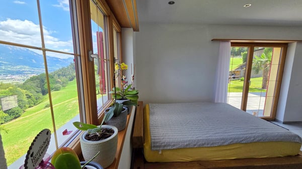 Neuwertiges, freistehendes Einfamilienhaus an unverbaubarer Aussichtslage mit grossem Schopf 9