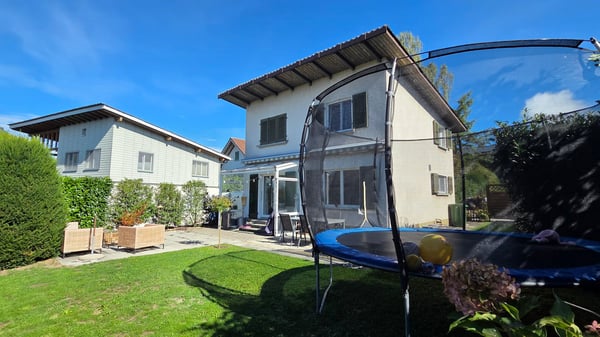 Freistehendes 4.5-Zimmer-Einfamilienhaus mit Schopf und Garage an guter Makrolage 4