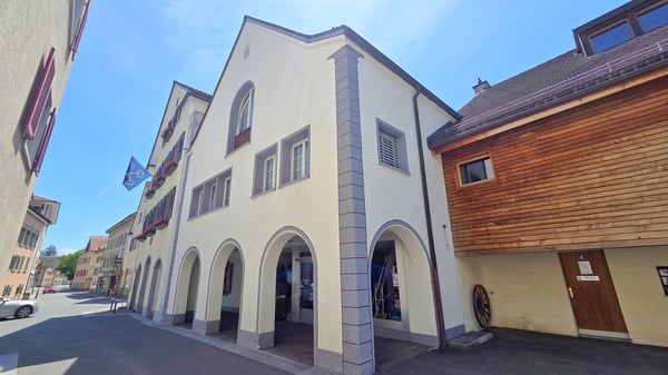 Zwei Wohn- und Geschäftshäuser in der Kernzone (Dorfplatz) von Mels SG 6