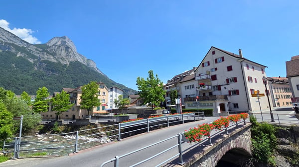 Zwei Wohn- und Geschäftshäuser in der Kernzone (Dorfplatz) von Mels SG 5