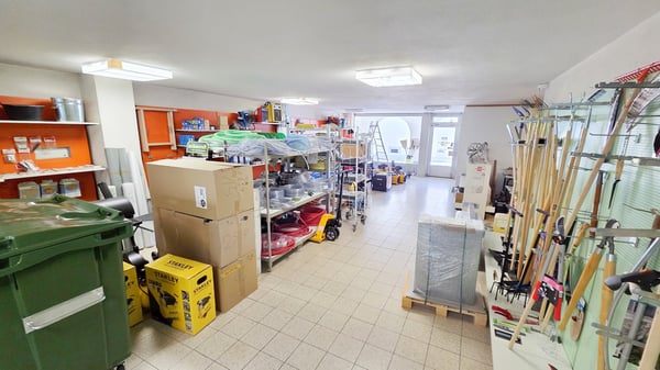 Zwei Wohn- und Geschäftshäuser in der Kernzone (Dorfplatz) von Mels SG 16