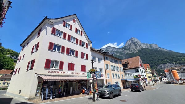 Zwei Wohn- und Geschäftshäuser in der Kernzone (Dorfplatz) von Mels SG 1