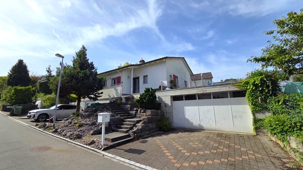 Freistehendes, gut unterhaltenes Einfamilienhaus mit riesigem Wohnraum an grandioser Makrolage 17