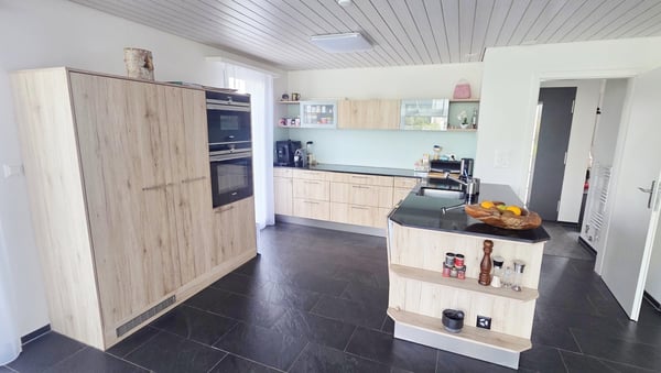 Freistehendes, gut unterhaltenes Einfamilienhaus mit riesigem Wohnraum an grandioser Makrolage 4