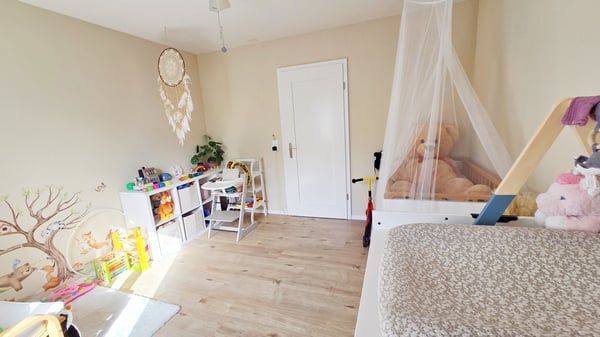 Freistehendes, gut unterhaltenes Einfamilienhaus mit riesigem Wohnraum an grandioser Makrolage 10