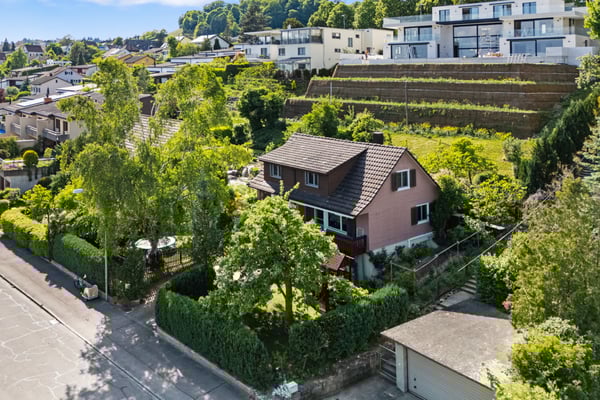 Zentrales Familienparadies mit viel Umschwung 1