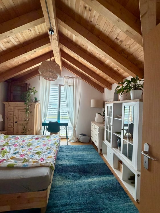 Charmante 4.5-Zimmer-Dachwohnung mit Bergpanorama in Susten 3