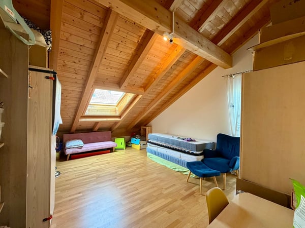 Charmante 4.5-Zimmer-Dachwohnung mit Bergpanorama in Susten 6