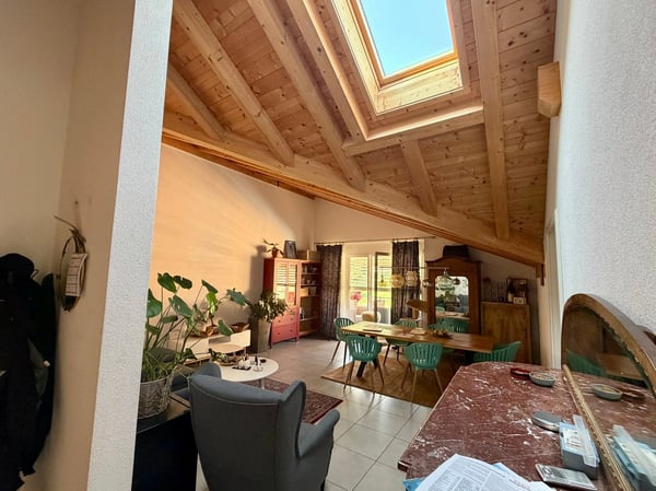 Charmante 4.5-Zimmer-Dachwohnung mit Bergpanorama in Susten