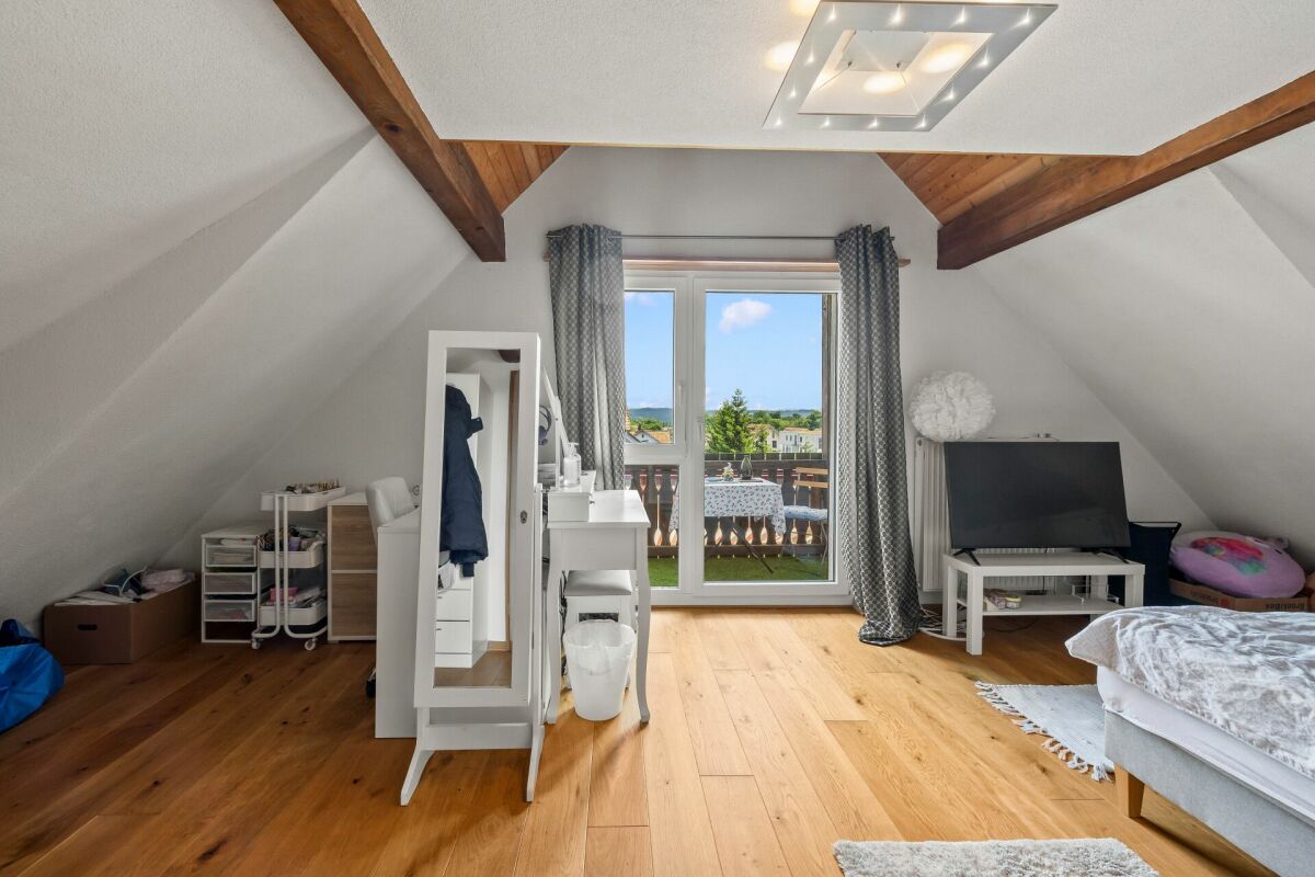 Gepflegtes Zweifamilienhaus mit Charme, Rendite und Freiheit