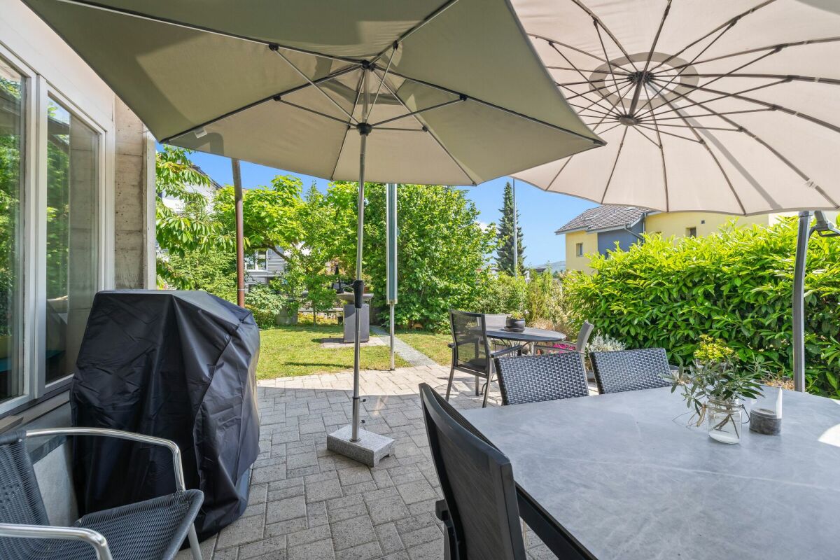 Gepflegtes Zweifamilienhaus mit Charme, Rendite und Freiheit