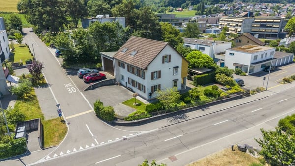 8.5-Zimmer- Einfamilienhaus mit 2.5-Zimmer- Einliegerwohnung, grosser Garage und Lagerflächen 18