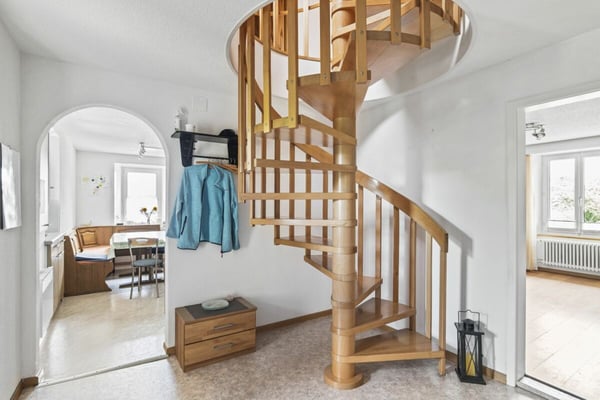 8.5-Zimmer- Einfamilienhaus mit 2.5-Zimmer- Einliegerwohnung, grosser Garage und Lagerflächen 5