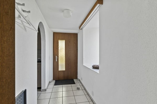 8.5-Zimmer- Einfamilienhaus mit 2.5-Zimmer- Einliegerwohnung, grosser Garage und Lagerflächen 10