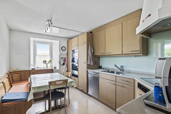8.5-Zimmer- Einfamilienhaus mit 2.5-Zimmer- Einliegerwohnung, grosser Garage und Lagerflächen 3