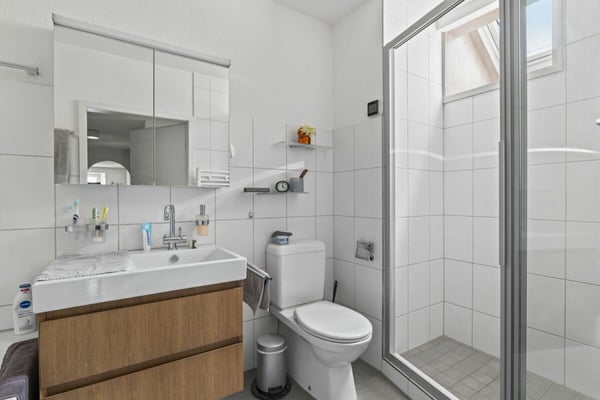 8.5-Zimmer- Einfamilienhaus mit 2.5-Zimmer- Einliegerwohnung, grosser Garage und Lagerflächen 9