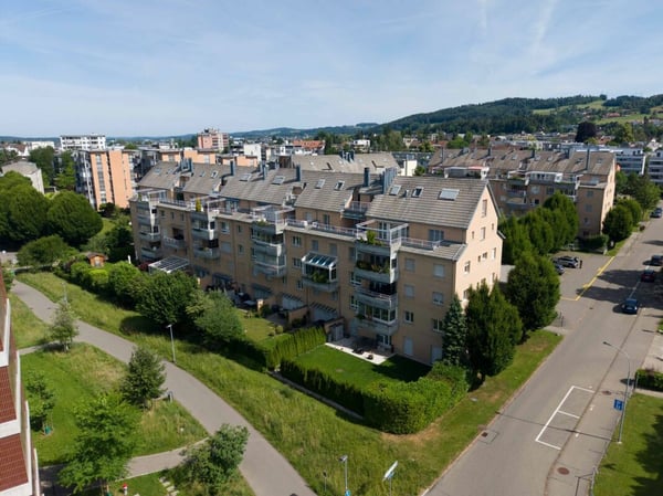 Grosszügige 4.5-Zimmer-Wohnung - ruhig, hell und mit Blick ins Grüne. 2