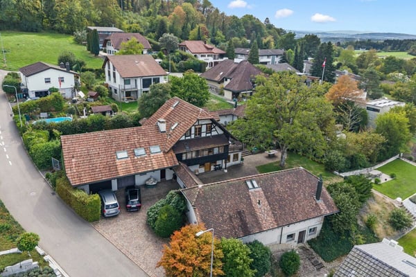 Freistehende Villa mit Charme und grosszügigem Raumangebot sowie einem Gästehaus