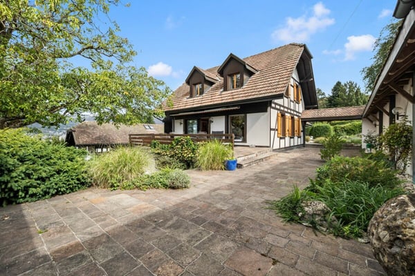 Freistehende Villa mit Charme und grosszügigem Raumangebot sowie einem Gästehaus