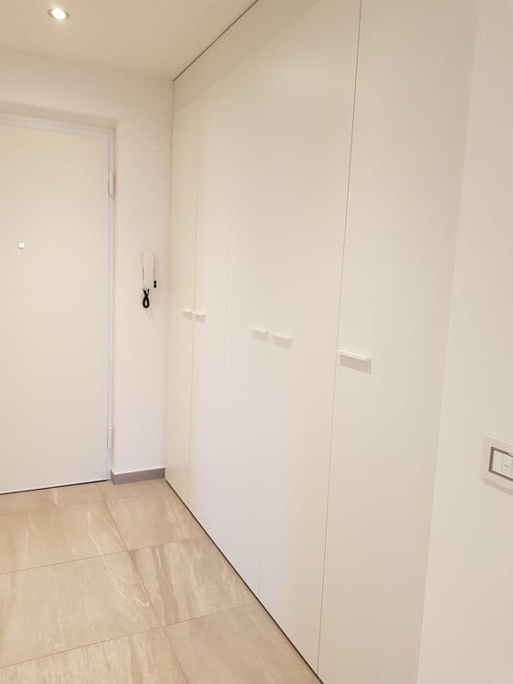 Proponiamo in vendita un elegante e luminoso appartamento di 3.5 4