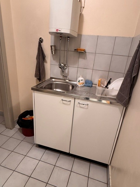 Bureau de 2 pièces de 60m2 environ au 2ème étage gauche comprenant deux pièces, une cuisine équipée, une salle de douches/WC, un WC séparé et un balcon. Possibilité d'avoir une place de parc extérieure. 3