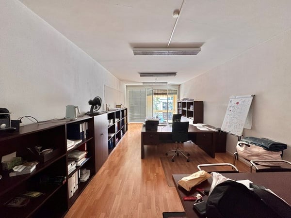 Bureau de 2 pièces de 60m2 environ au 2ème étage gauche comprenant deux pièces, une cuisine équipée, une salle de douches/WC, un WC séparé et un balcon. Possibilité d'avoir une place de parc extérieure. 6